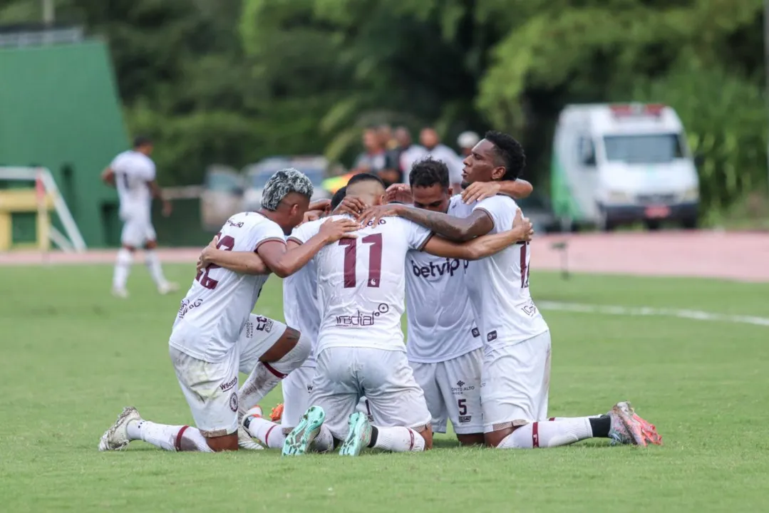 Jogadores do Jacuipense comemorando gol