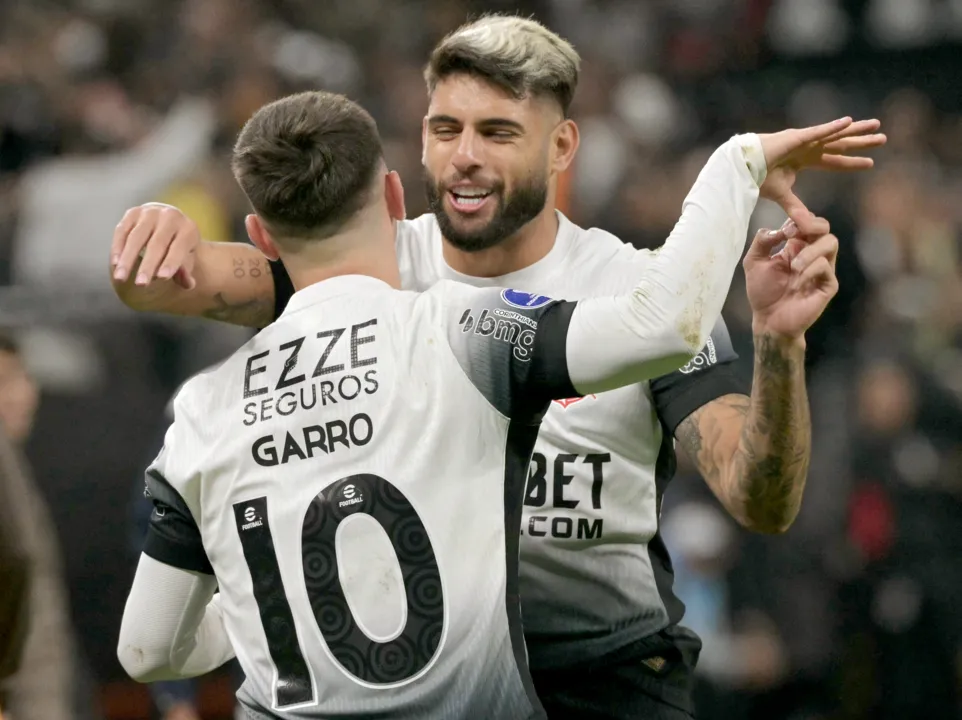 Rodrigo Garro e Yuri Alberto comemoram um dos gols do Corinthians sobre o Racing-URU