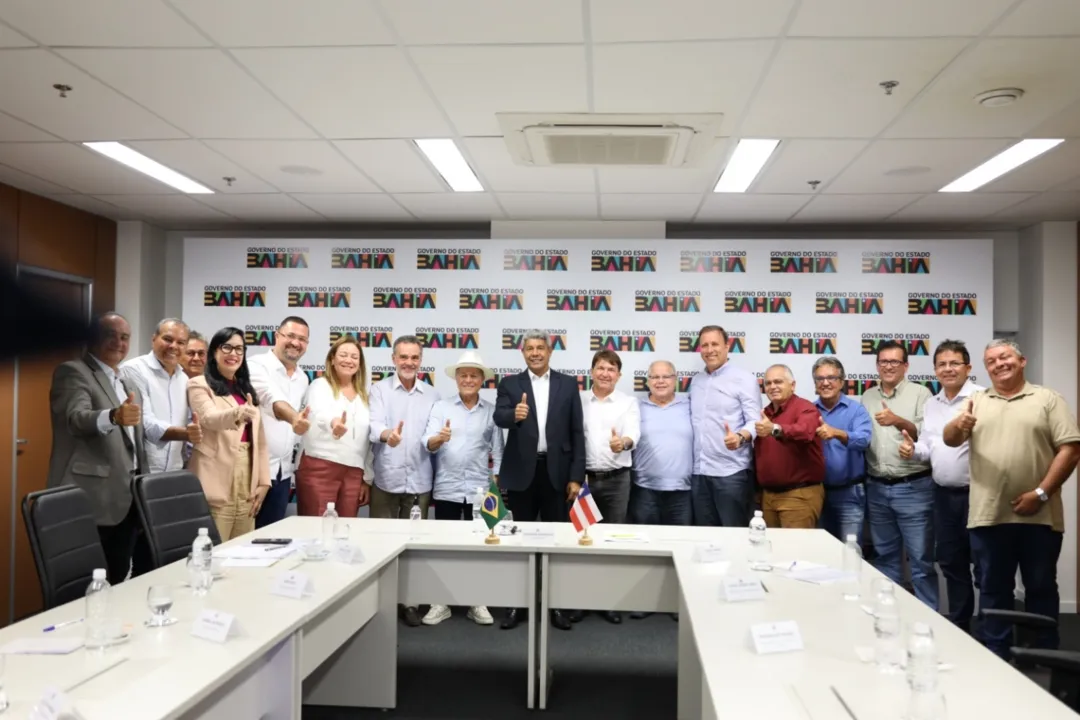 Jerônimo recebe prefeito de Conde, Dudu Vieira, e outras lideranças do município