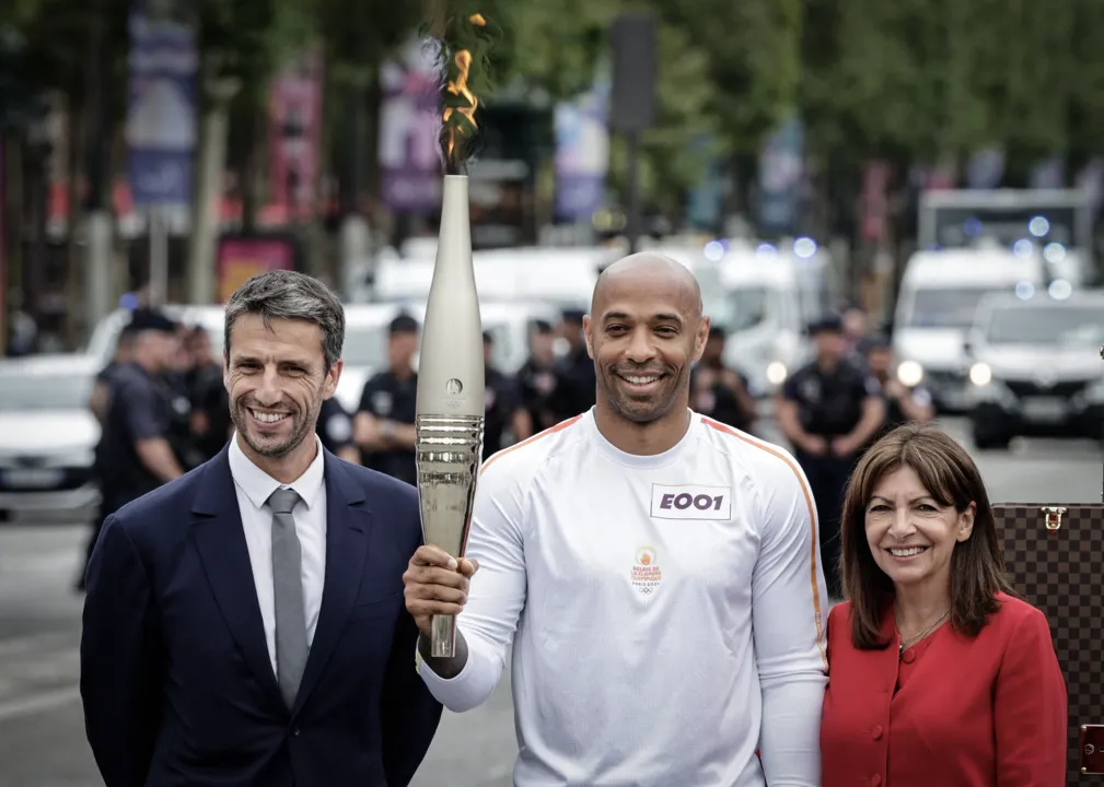 Prefeita de Parisao lado de Henry, com a tocha olímpica