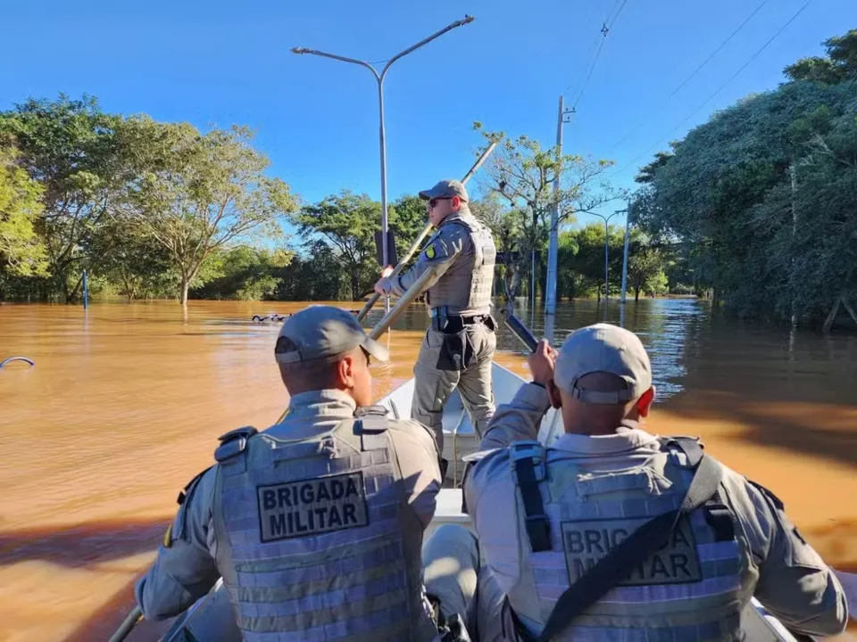 Brigada Militar está com 70 barcos nas ruas alagadas