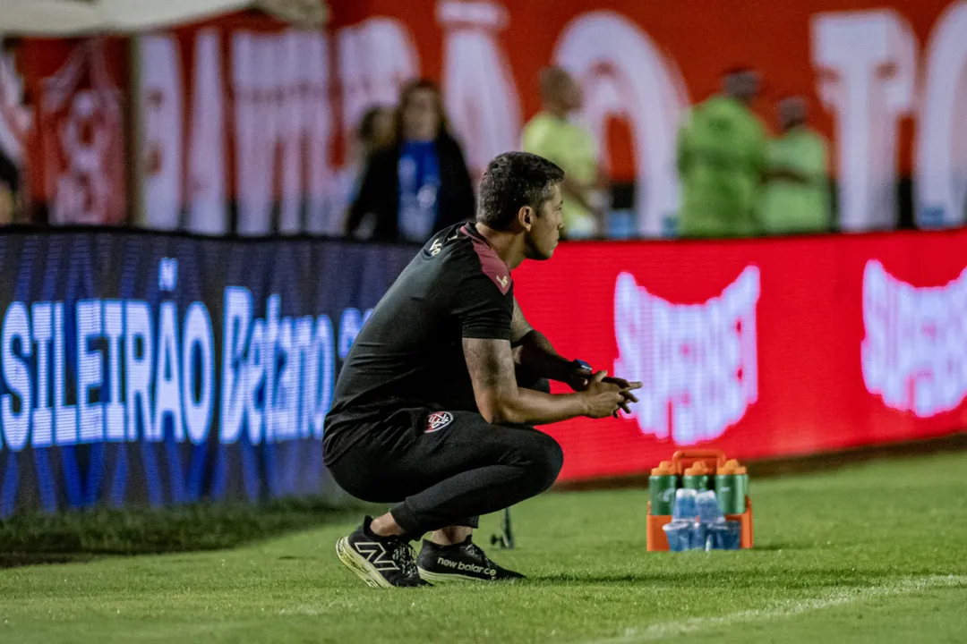 Thiago Carpini à beira do campo no Barradão