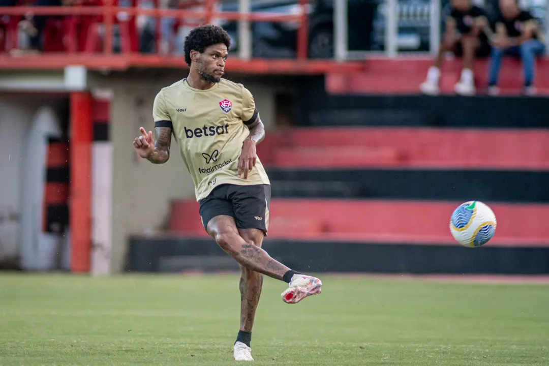 Luiz Adriano durante treino