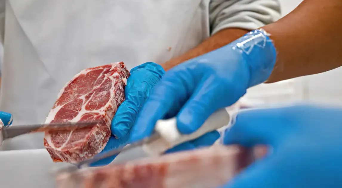 Imagem ilustrativa da imagem Empresas vão doar 2 milhões de quilos de carne ao RS