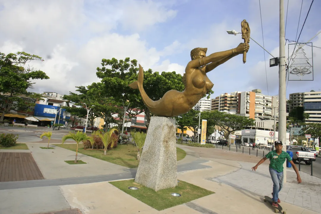 Estátua de Iemanjá é um dos ícones do largo