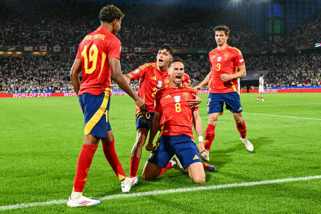 Jogadores da Espanha comemorando gol