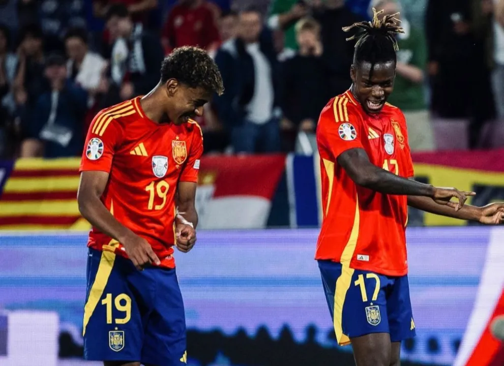 Jogadores da Espanha comemorando gol
