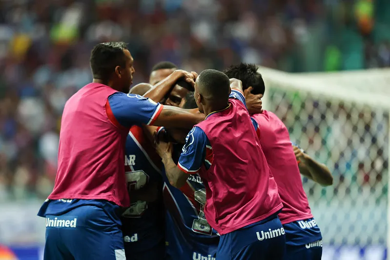 Jogadores comemoram triunfo sobre o Fortaleza, nesta quarta-feira, 13