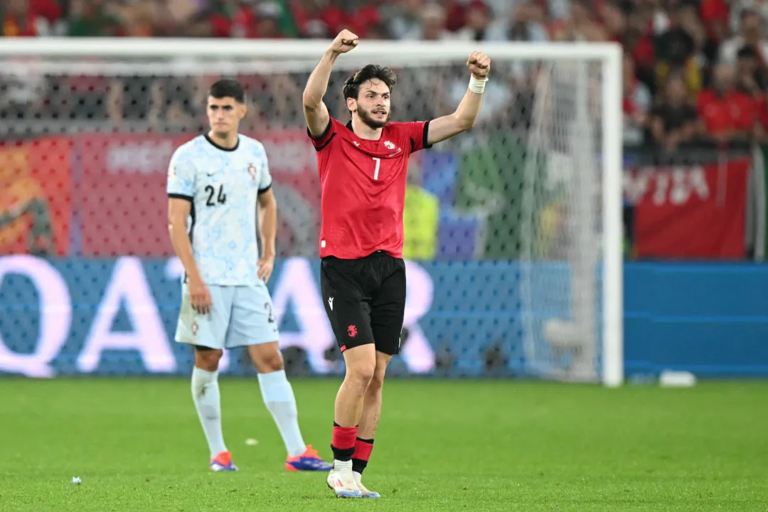 Kvaratskhelia celebra um dos gols da Geórgia sobre Portugal