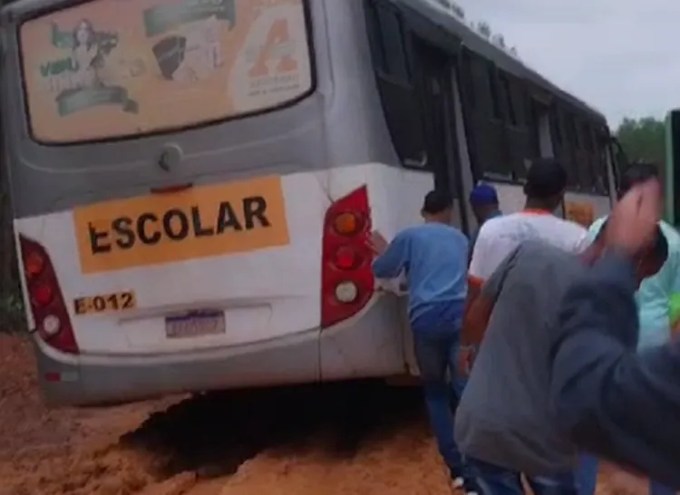 Alunos da zona rural na tentativa de conseguir tirar ônibus do atoleiro