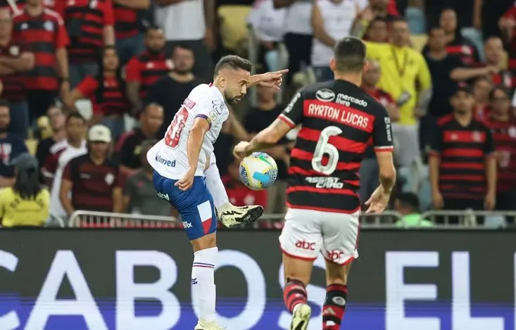 Éverton Ribeiro disputa bola com Ayrton Lucas