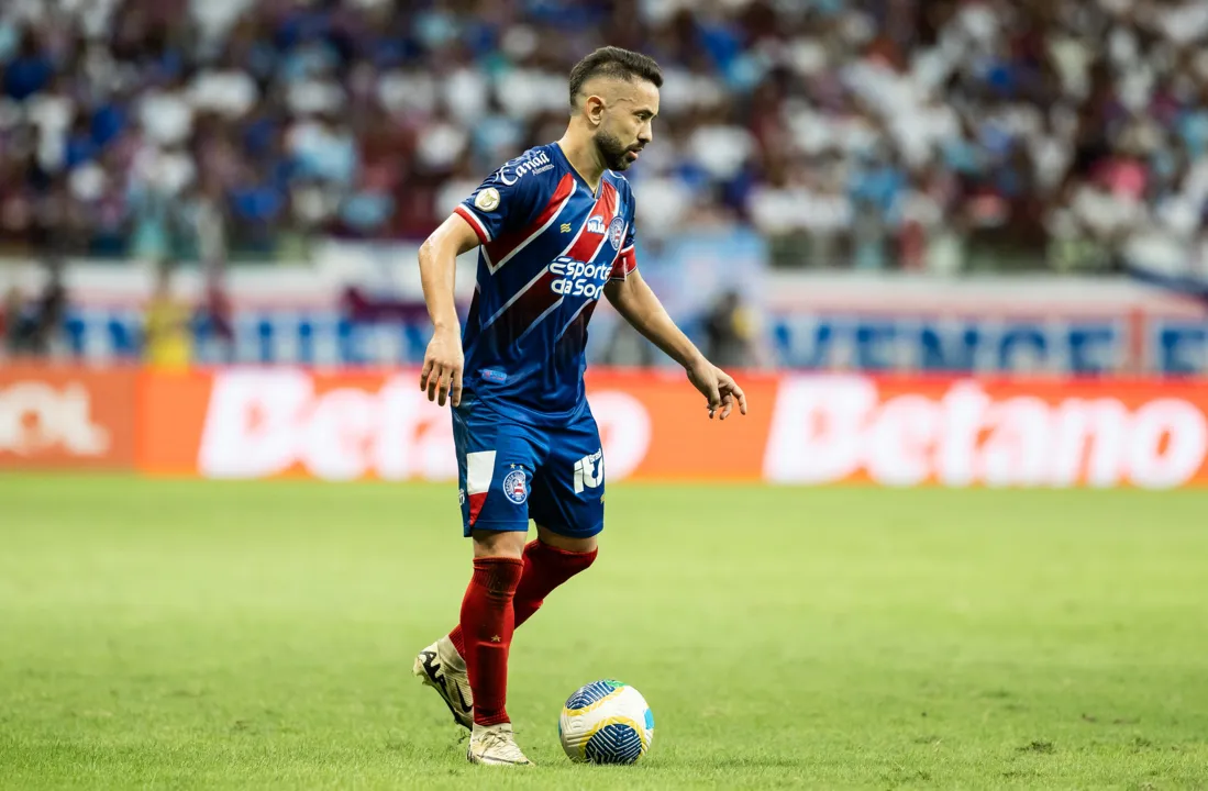 Éverton Ribeiro atuando na partida contra o Juventude, nesta quinta-feira, 4