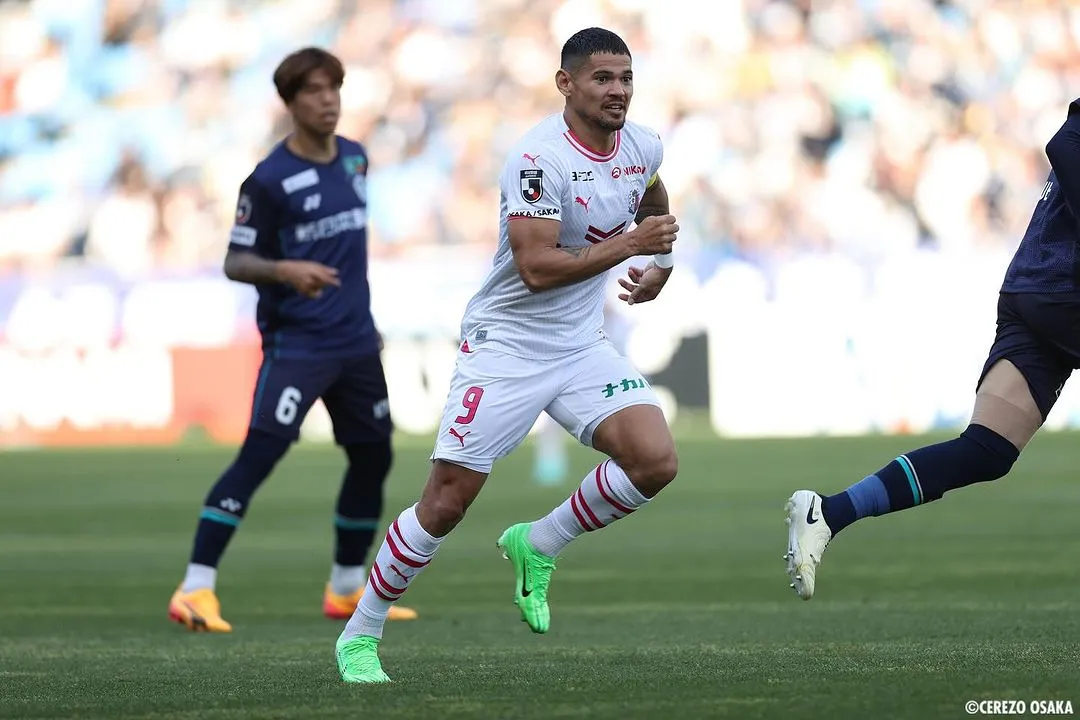 Léo Ceará em campo pelo Cerezo Osaka.