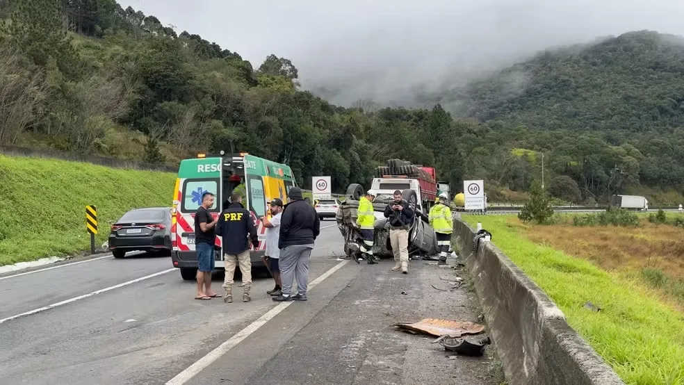 Carro capotou no km 39 da BR-116