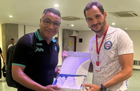 Roger Machado recebeu  presente do Bahia