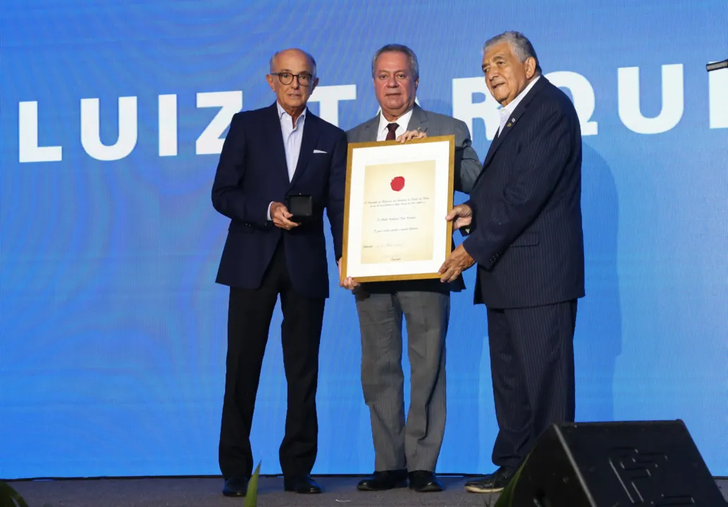 Na foto: Sérgio Pedreira e Josair Bastos, Vice-presidente da Fieb, dando a homenagem e medalha a Ricardo Alban