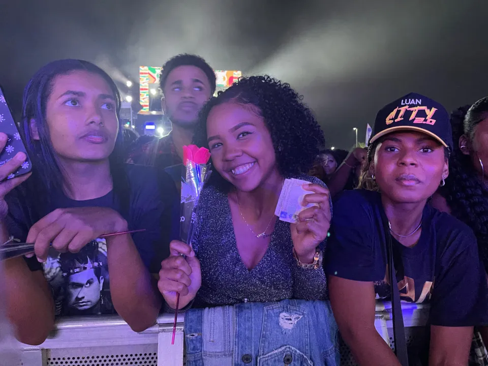 Fã ganha flor premiada com dinheiro em show no Parque de Exposições