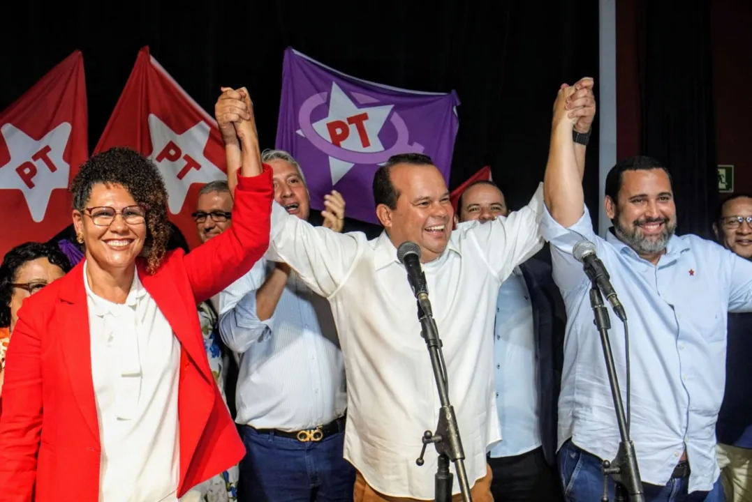 Fábya Reis, ao lado do pré-candidato da Oposição, Geraldo Júnior, e o presidente do PT, Edén Valadares