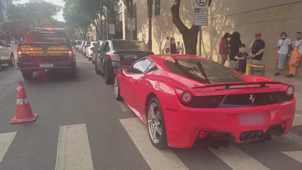 Ferrari estacionada irregularmente