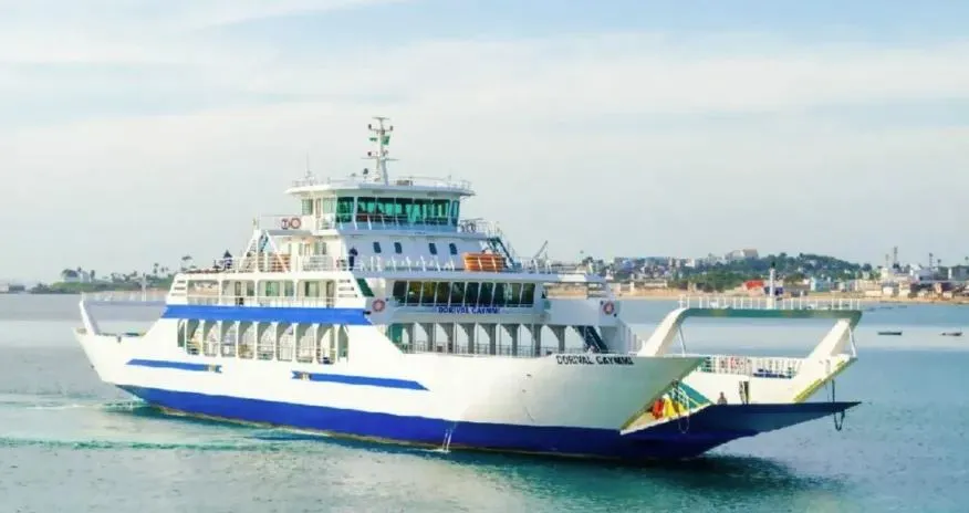 Há cinco ferries saindo de hora em hora, com extras