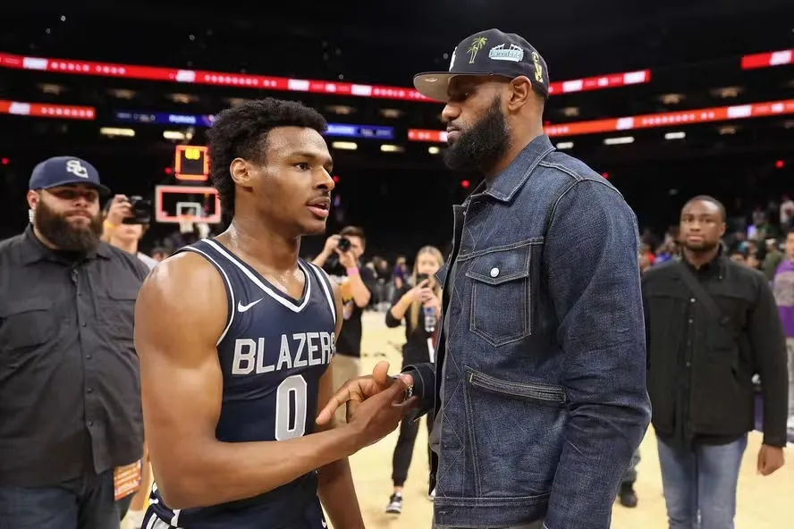 Bronny James é filho do craque  LeBron James