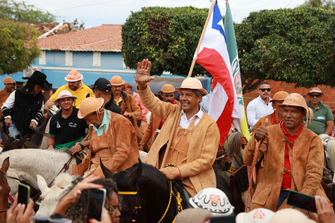 Governador compareceu à festa e desfilou de cavalo, vestido de vaqueiro