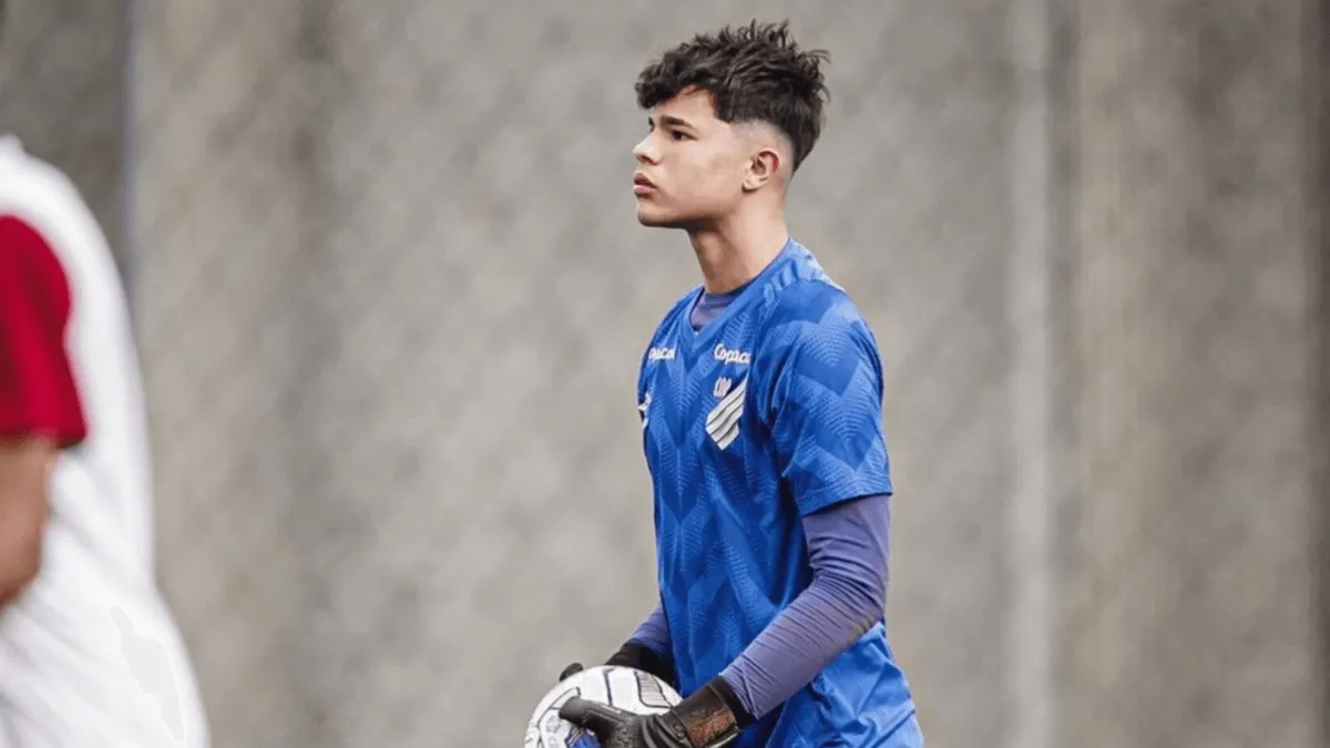 Atualmente, o jovem goleiro vive com a avó materna Sônia em Curitiba