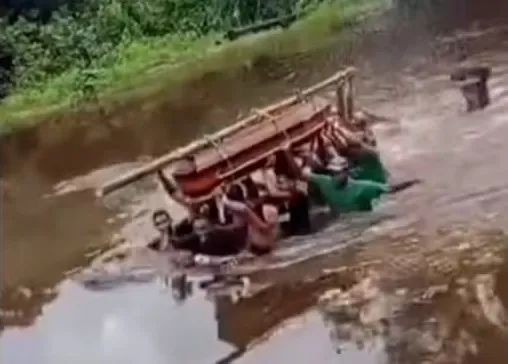 Imagem ilustrativa da imagem Filho faz festa com bebida alcoólica e 'banho' em caixão do pai; vídeo