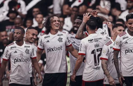 Imagem ilustrativa da imagem Flamengo passeia e goleia Vasco por 6 a 1 no Brasileirão