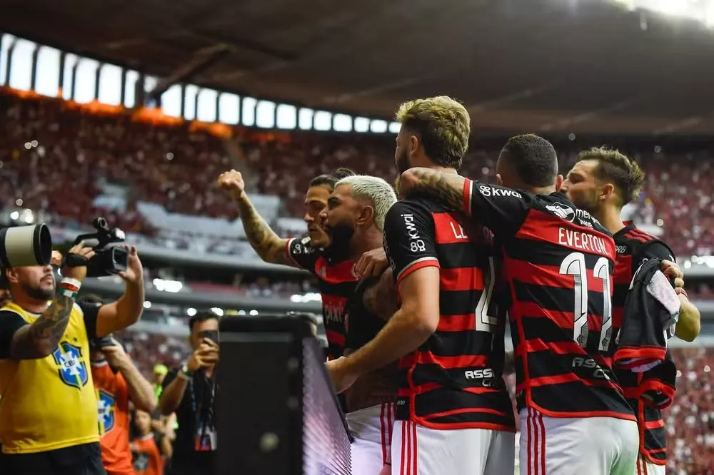 Jogadores do Flamengo comemorando gol