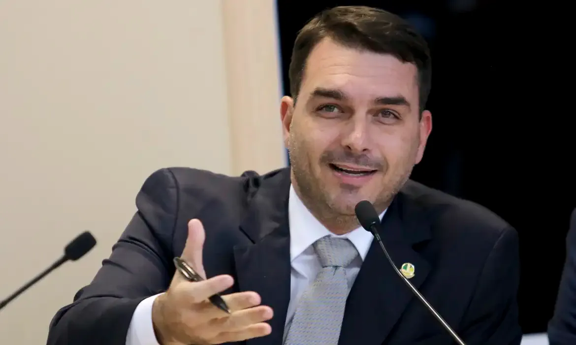 Flávio Bolsonaro é o relator da PEC das Praias no Senado Federal