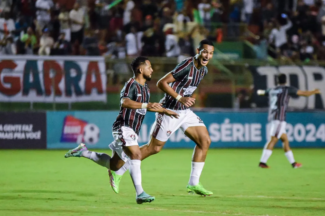 Elielton comemora gol da vitória no Joia da Princesa