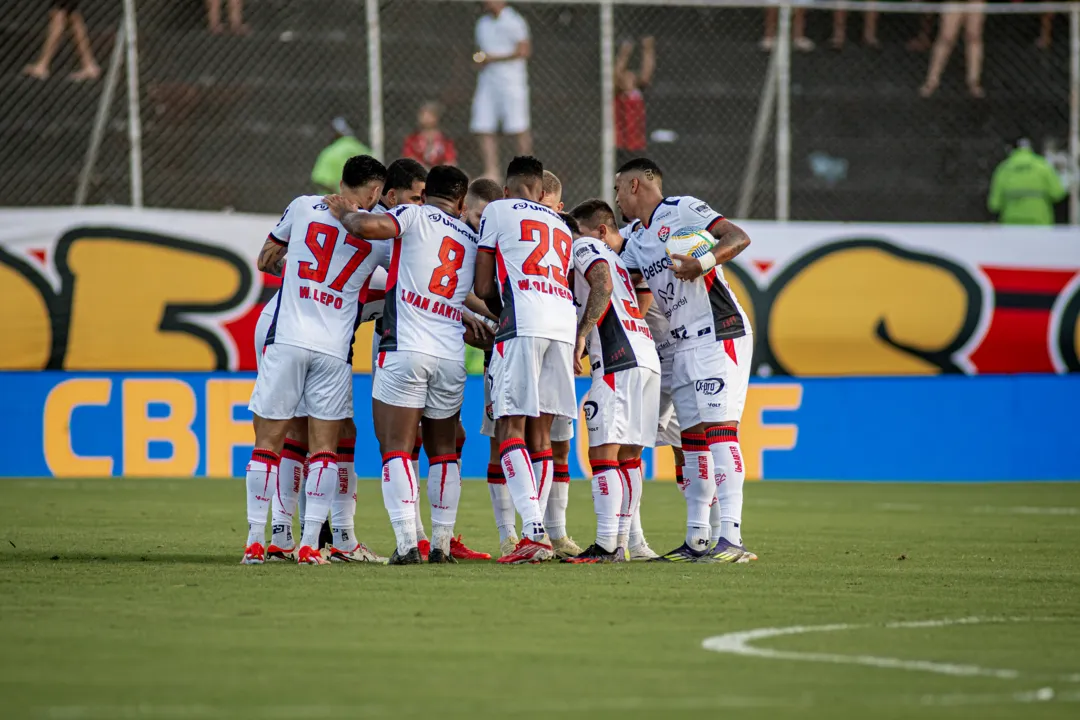 Time titular do Vitória na partida contra o Internacional