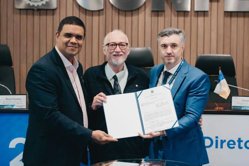 Joseval Carqueija, Presidente do Crea-BA; Vinicius Marchese, presidente do Confea e o coordenador em exercício da Comissão de Ética e Exercício Profissional, engenheiro Sérgio Maurício