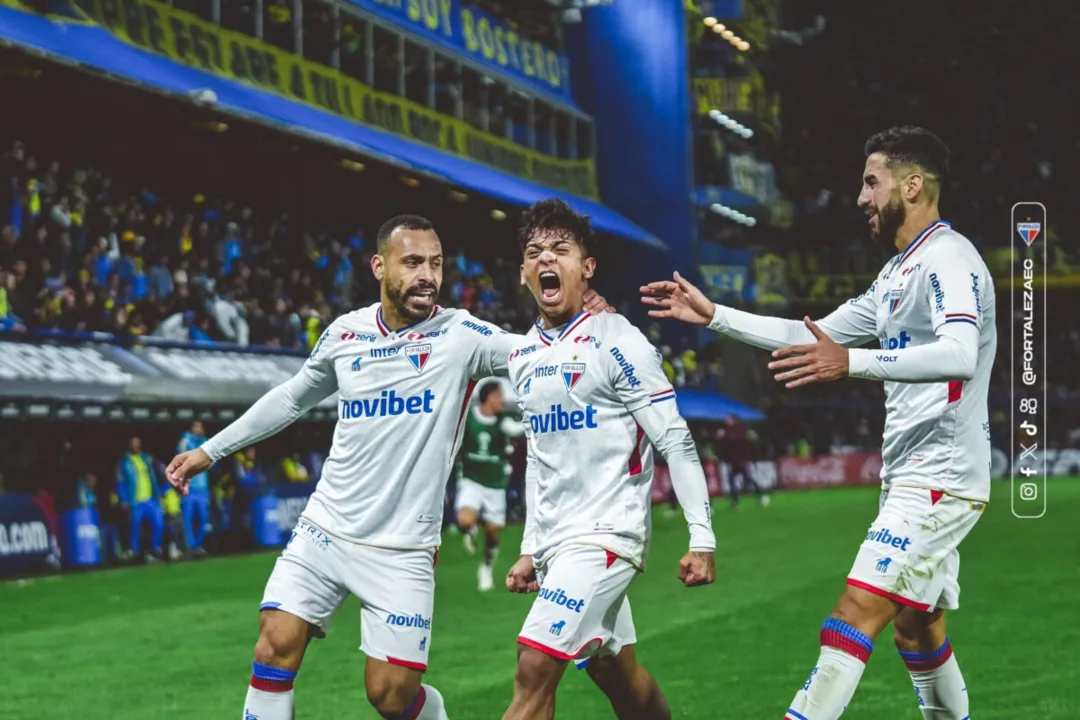 Jogadores do Fortaleza comemorando gol