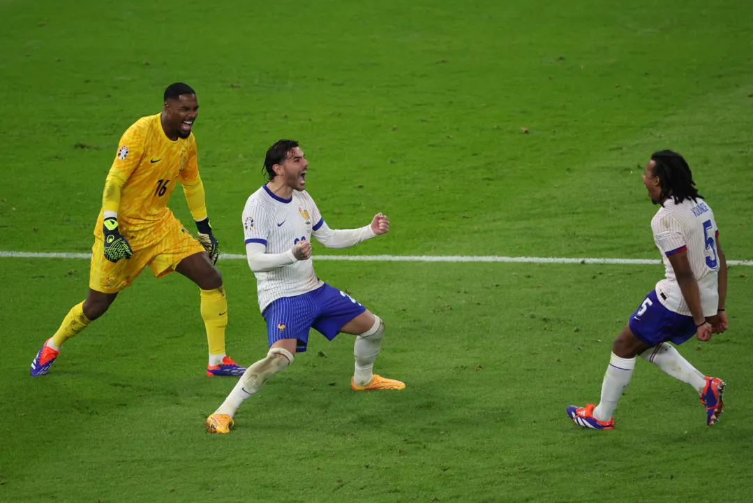 Theo Hernandez (ao centro) marcou o gol da classificação francesa