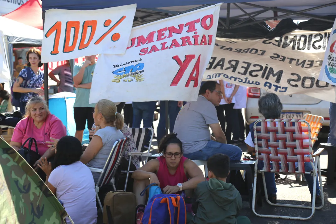 Funcionários públicos completam 6º dia de protestos na Argentina