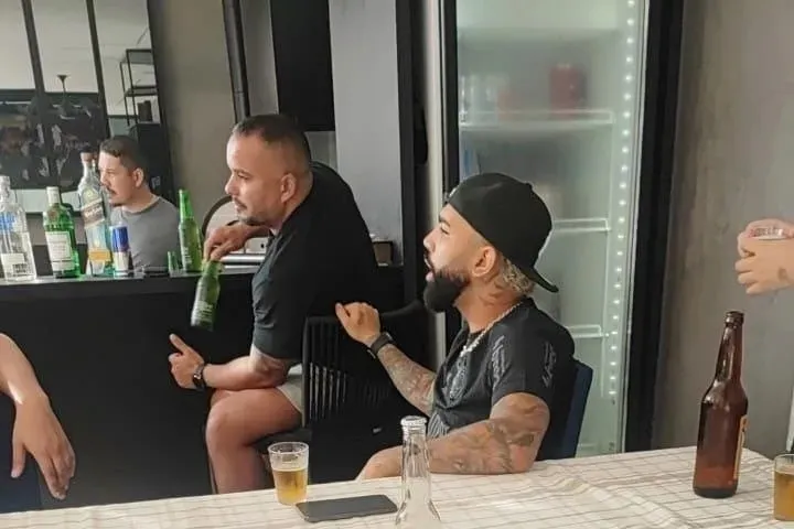 Gabigol utiliza uma camisa  do Corinthians e gera revolta na torcida do Flamengo