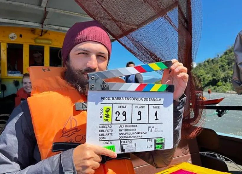 Gabriel Leone durante as filmagens de “Barba Ensopada de Sangue”