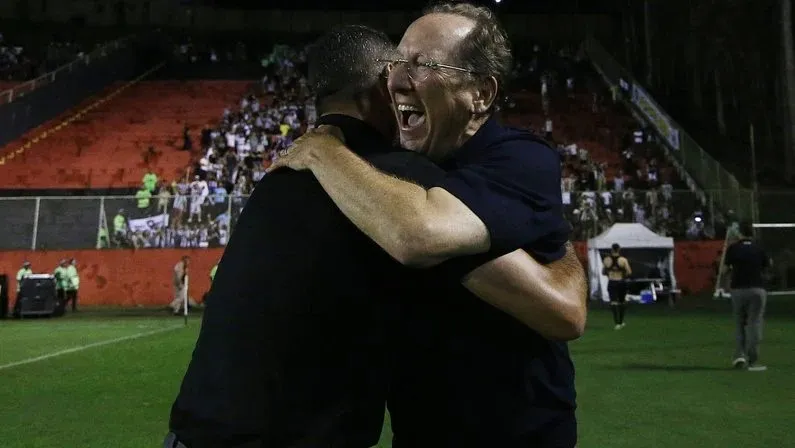 John Textor comemora a vitória do Botafogo diante do Vitória no Barradão