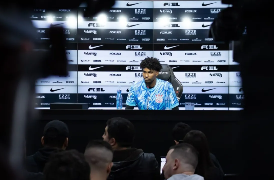 Hugo Souza durante coletiva