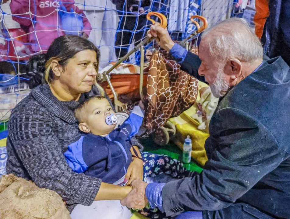 Presidente da República, Luiz Inácio Lula da Silva, acompanhado da primeira-dama, Janja Lula da Silva, visita a abrigo para vítimas da tragédia climática que assola o Rio Grande do Sul, em São Leopoldo