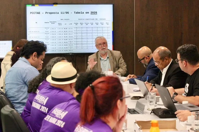 Professores e servidores de cerca de 60 universidades  e de mais de 39 institutos federais estão em greve desde 15 de abril