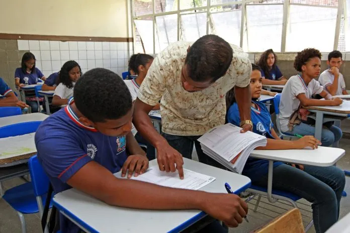 Taxa de analfabetismo na Bahia diminuiu em todos os grupos de idade