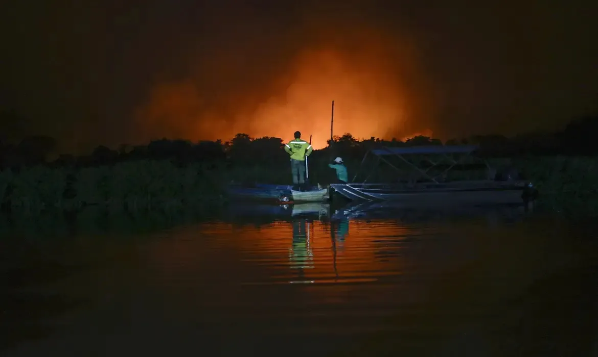 Imagem ilustrativa da imagem Governo instala sala de crise para queimadas e seca no país