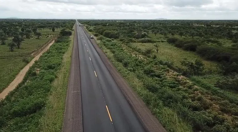 A BR-407/BA é bastante movimentada sendo também considerada rota de minério