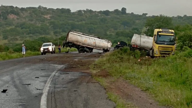 Caminhão colidiu com carro no KM 486, trecho entre Feira de Santana e Tanquinho