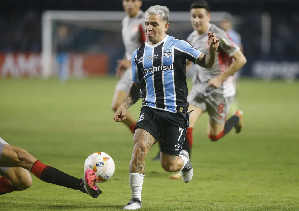 Soteldo, do Grêmio, disputa bola com adversário