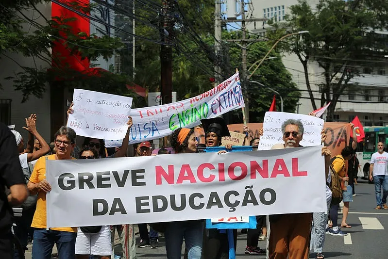 Grupo de manifestantes saiu da sede da Reitoria da Ufba em direção ao Campo Grande