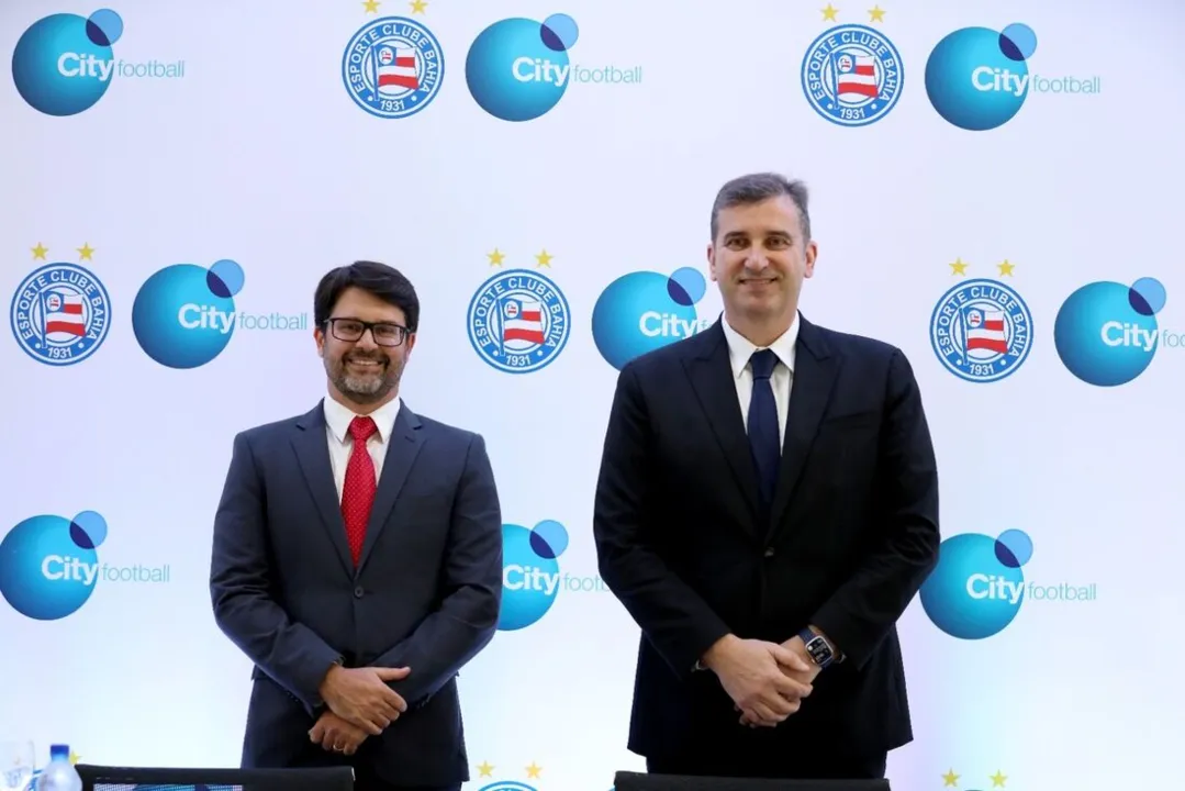 Guilherme Bellitani (esq) e Ferran Soriano (dir) oficializaram a compra do Bahia ao Grupo City